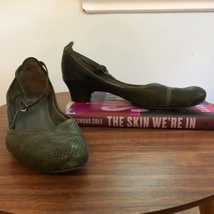 Vialis (Spain) Ankle Strap Heels 37